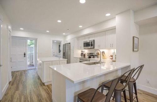 South Beach Villa | 1625 Port Villas: Water Views, Dock and Steps to the Salty Dog - Free Bikes
