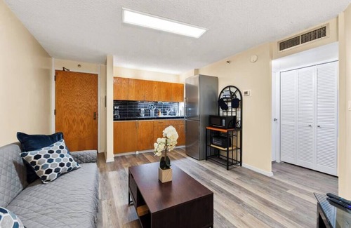 Downtown Honolulu Condo | 16th Fl Executive Center 1BR Condo | Parking | Pool | City View