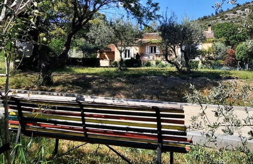 Merindol House | 170m2 house in the Luberon, with stunning views.