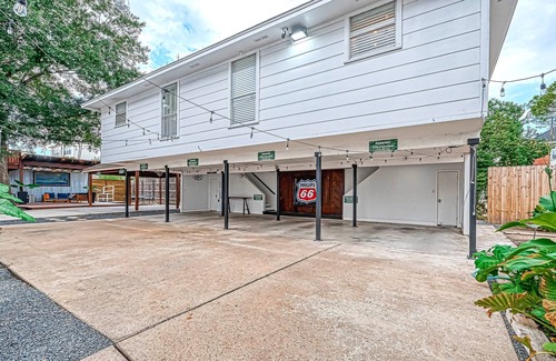 Neartown Apartment | 1714 Fairview 1KING/1BA Top Apt Duplex Pets Ok!n10 FURNISED APARTMENTS ON-SITE.