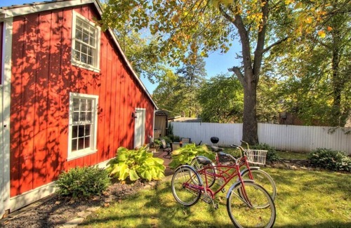 St. Charles House | 1790's Renovated Barn, Main Street St. Charles, Hot Tub in private backyard!