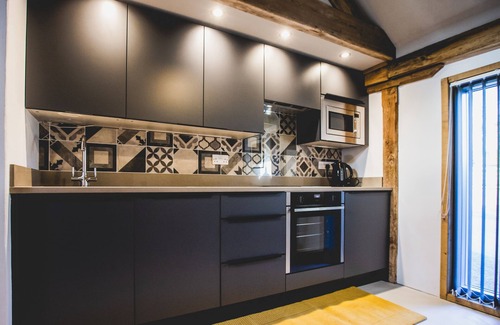 Abergavenny House | 17th Century Cartshed Nestled In Welsh Countryside