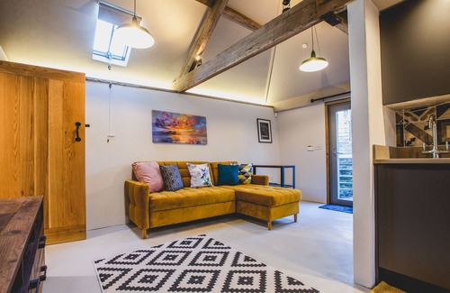 Abergavenny House | 17th Century Cartshed Nestled In Welsh Countryside