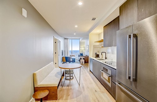 Rainey Street Historic District Condo | 17th-floor condo with pool and fitness room, fast WiFi, and washer/dryer
