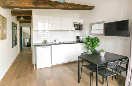 5th Arrondissement Apartment | 17thcent Townhouse - Contrescarpe Square Adorned With Verdant Trees& Stone Bench