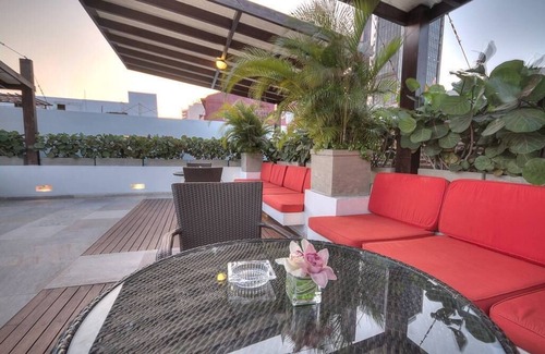 Cartagena Walled City Villa | 18 BEDROOM MEGA MANSION OLD CITY CIUDAD AMURALLADA ROOFTOP POOL SAUNA JACUZZI!