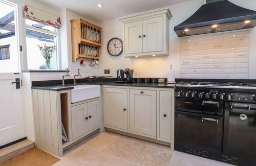 Llangollen Cottage | 18 CHURCH STREET, pet friendly, with open fire in Llangollen