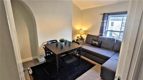 Swindon Apartment | 1840's Railway Cottage - Sleeps 4 & Parking