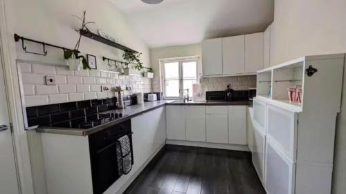 Swindon Apartment | 1840's Railway Cottage - Sleeps 4 & Parking