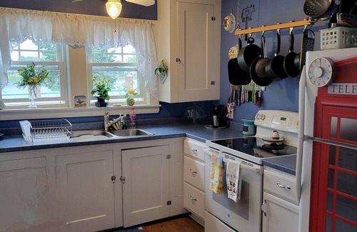Boothbay Harbor Condo | 1890 Captain's House N.E. Charm w/Water Views over Mill Cove 5mins walk to town.