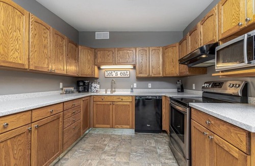 Downtown Dubuque Apartment | 190 on Main #3