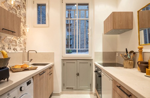 Quartier des Grandes-Carrieres Apartment | 1900 charming apartment for 2