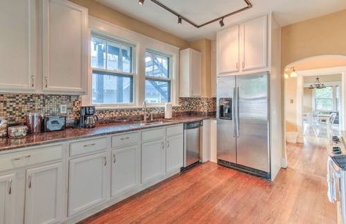 Cooper-Young Historic District House | 1903a (Main) · Beautiful Bungalow Stones throw from Cooper Young