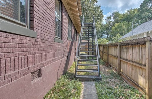 Cooper-Young Historic District House | 1903b (upstairs) · Timeless 1927 Craftsman Cooper Young Guest Quarter