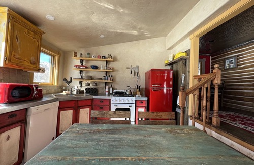 Carbondale Cabin | 1907Creekside Cabin w/hot tub & sauna; bike, hike, ski & fish- Go Back in Time