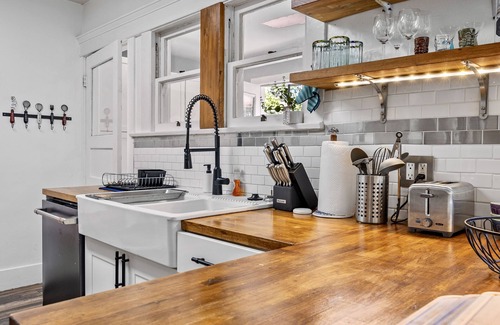 Riverside House | 1919 Modern Craftsman Casita with Backyard Oasis - New AC - Free EV Charging