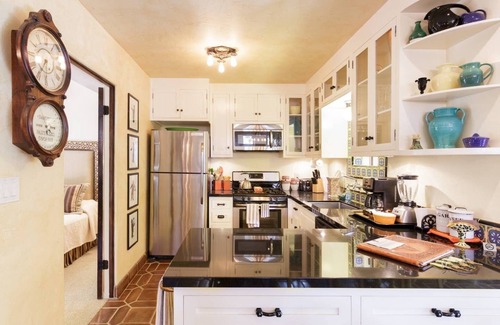 Park West Apartment | 1920 Carriage House with Backyard Patio