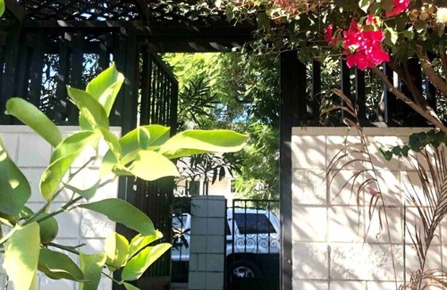 North Central House | 1920s Pasadena Cottage Steps from RoseBowl w/Pool