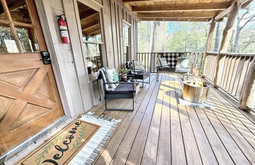 Mirror Lake Cabin | 1930's Highlands Hideaway, Restored Cozy Cabin, Dog Friendly, Fiber Optic WI-FI