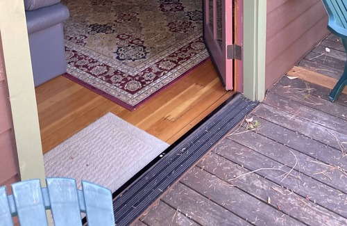 Middletown Cabin | 1937 upgraded Cabin in tree/ mountain area walking distance to town.