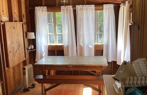 Middletown Cabin | 1937 upgraded Cabin in tree/ mountain area walking distance to town.