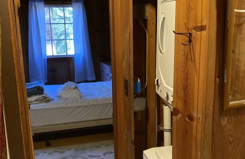 Middletown Cabin | 1937 upgraded Cabin in tree/ mountain area walking distance to town.