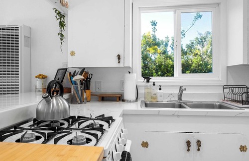 Eastside Santa Cruz House | 1950's Surf Shack - 6 min walk to beach!