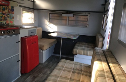 Vista House | 1971 Kayot Vintage Canned Ham Trailer-Ruby Red