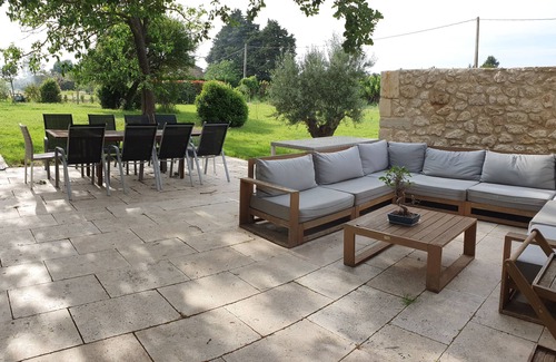 Robion House | 19th century farmhouse in the Luberon with private pool for 14/16 people