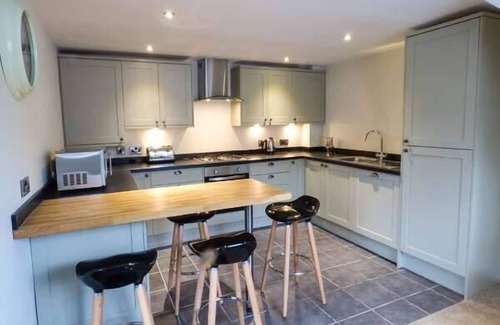 Tideswell Cottage | 1A MARKET SQUARE, pet friendly, with a garden in Tideswell