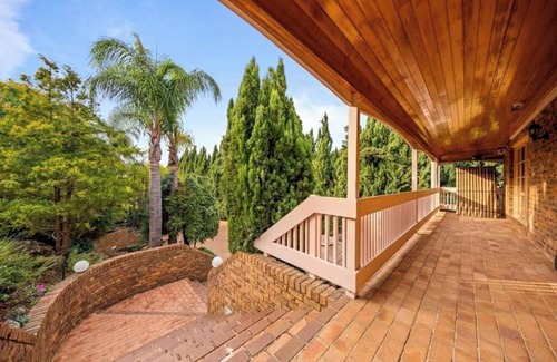 Warrandyte Villa | 1BD 1BTH Serene Retreat in Warrandyte with shared amenities and FREE parking