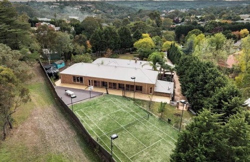 Warrandyte Villa | 1BD 1BTH Serene Retreat in Warrandyte with shared amenities and FREE parking