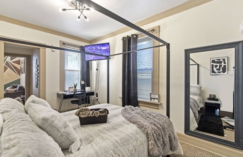 Lower East Side Apartment | 1bdrm Apt Near Lake Michigan-off street Parking / Pet friendly