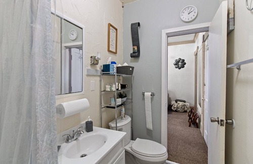 Lower East Side Apartment | 1bdrm Apt Near Lake Michigan-off street Parking / Pet friendly
