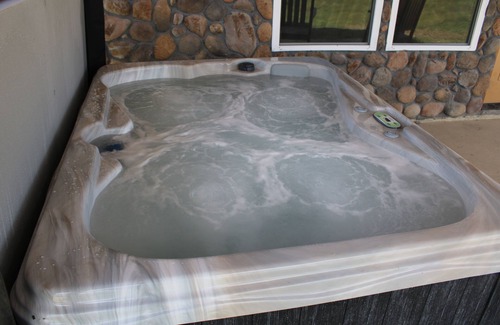 Shreveport Cabin | 1BR, 1Bath Stone Cabin with Hot Tub and Spectacular View
