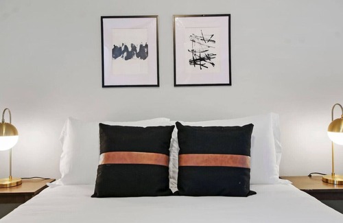 Irving Park East Apartment | 1BR Homey Apt in Irving Park