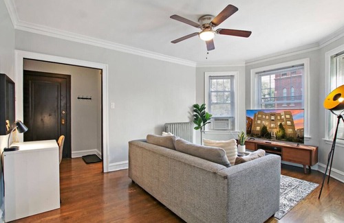 Irving Park East Apartment | 1BR Homey Apt in Irving Park