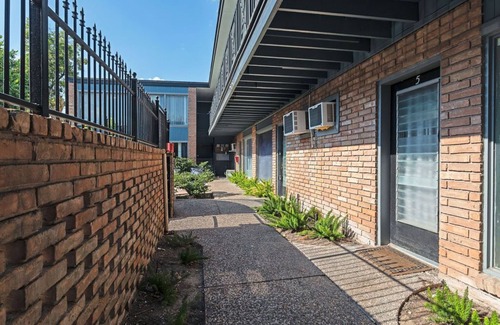 Neartown Apartment | 1BR Keys To Montrose 06! Downtown, Medical Center ⭐️⭐️⭐️⭐️⭐️