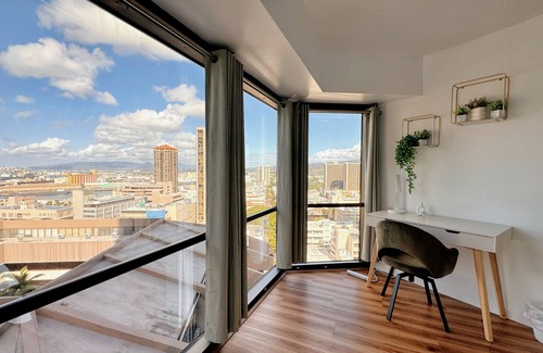 Downtown Honolulu Apartment | 1BR Ocean/Sunset View w/Parking