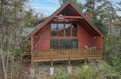 Gatlinburg - Pigeon Forge Cabin | 1BR private cabin close to downtown Gatlinburg & Pigeon Forge/Hot tub/Pool table