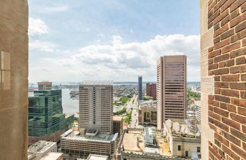 Downtown Baltimore Apartment | 1BR Stylish Apartment With Rooftop Deck & Pool