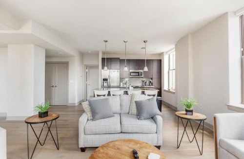 Downtown Baltimore Apartment | 1BR Stylish Apartment With Rooftop Deck & Pool