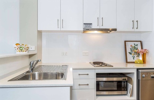 Mandurah Apartment | 1BR Urban Retreat with Views - Modern Luxury in Mandurah