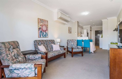Mandurah Apartment | 1BR Urban Retreat with Views - Modern Luxury in Mandurah