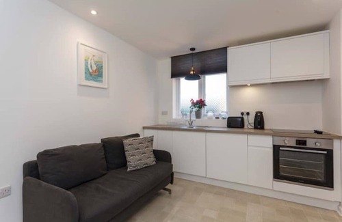 Bournemouth Apartment | 1C - Modern Apartment, Close to Bournemouth Gdns