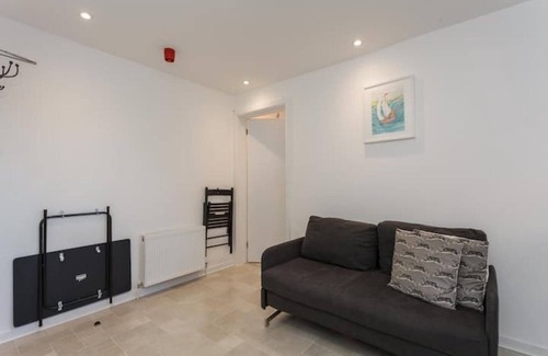 Bournemouth Apartment | 1C - Modern Apartment, Close to Bournemouth Gdns