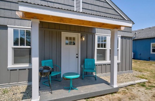 Ocean Park House | 1Nt. Ok, Walk to Beach and Town, Romantic, Firepit, BBQ (Bungalow2)