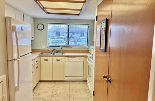 New Smyrna Beach Condo | 1st floor Condo in New Smyrna Beach- 1 minute walk to the beach
