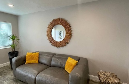 Croissant Park Apartment | 2/1 close to Downtown Fort Lauderdale, Free Parking, Washer and Dryer