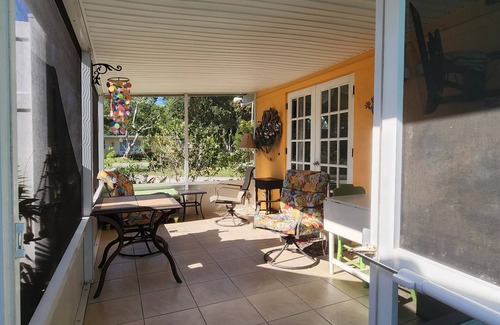 South Gate Ridge House | 2/1 Cute, Bright, artistic near #1 beach fenced privacy yard for pets!